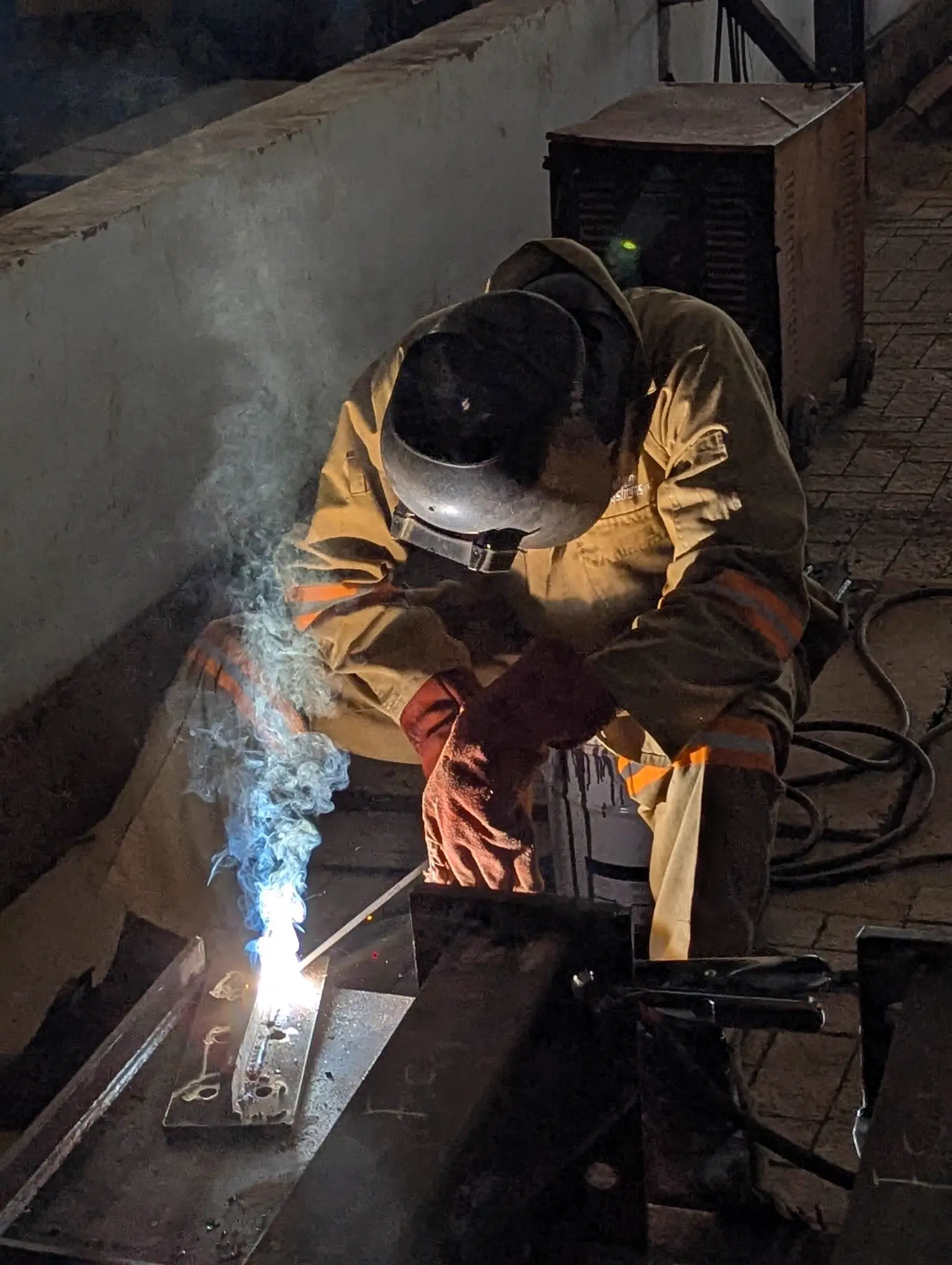 Schweißarbeit an einem schweren Scharnier