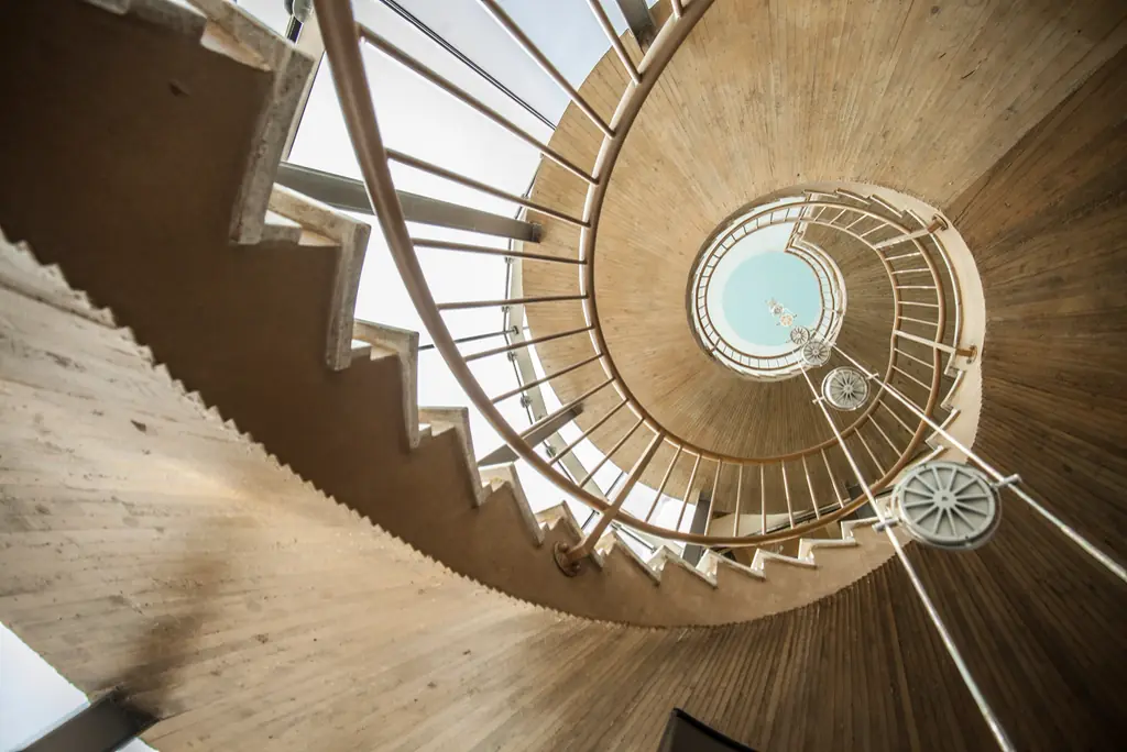 Spindeltreppe mit Handlauf aus Metall, von oben
