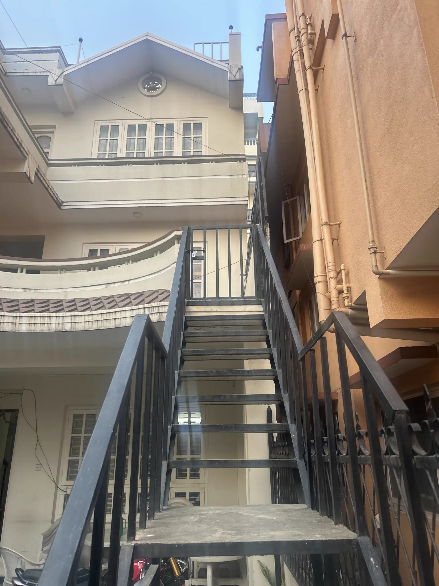 Außentreppe mit schwarzem Stahlgeländer an einem Wohnhaus