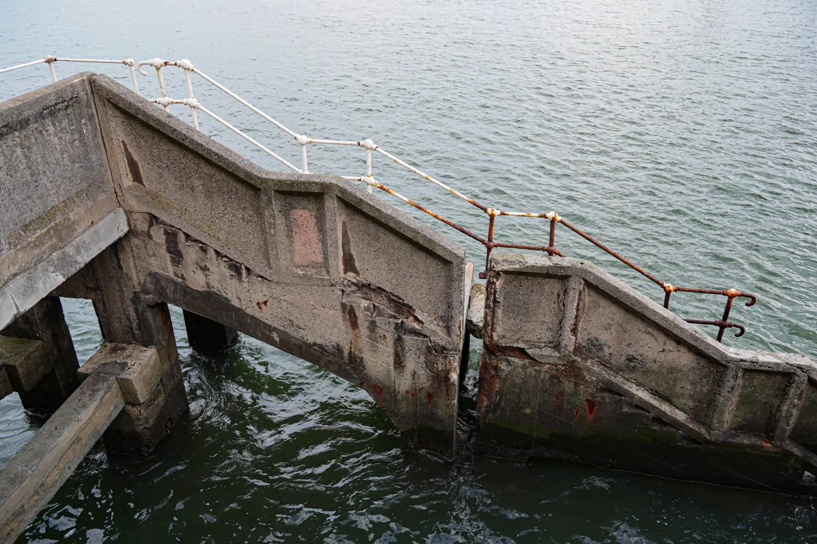Verwitterte Treppe mit rostigem Geländer