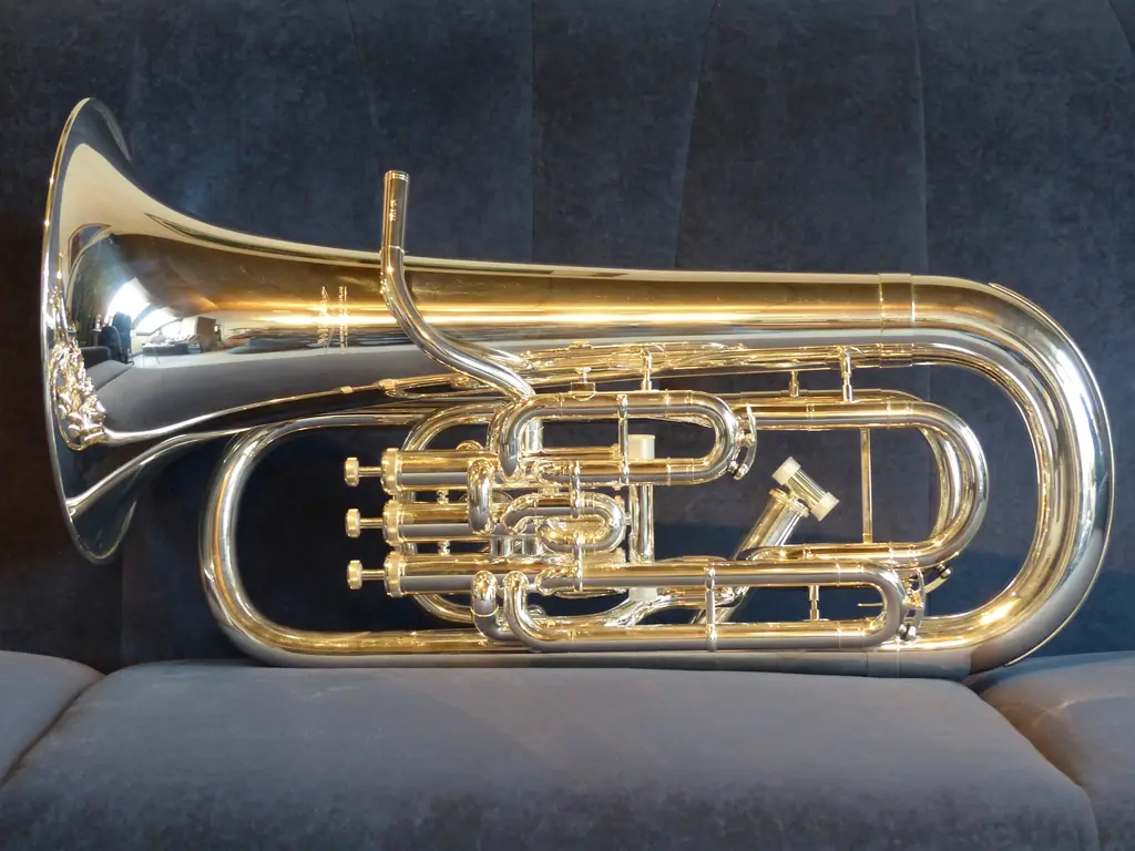 Silbernes Euphonium auf einem Sofa