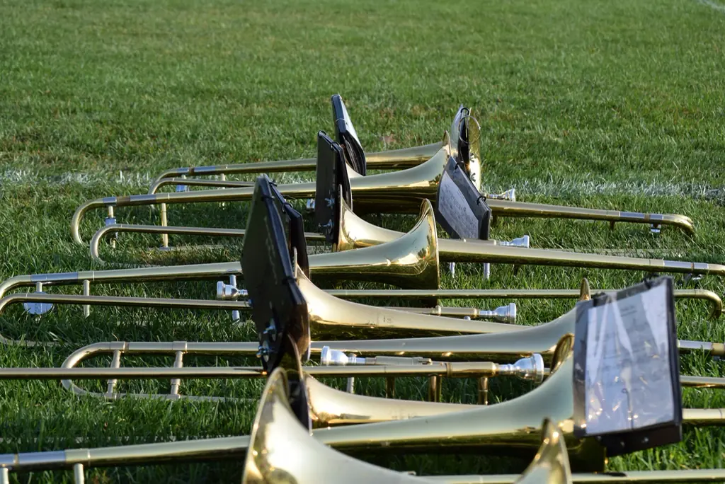 Posaunen mit Notenhaltern liegen nach einem Auftritt im Gras