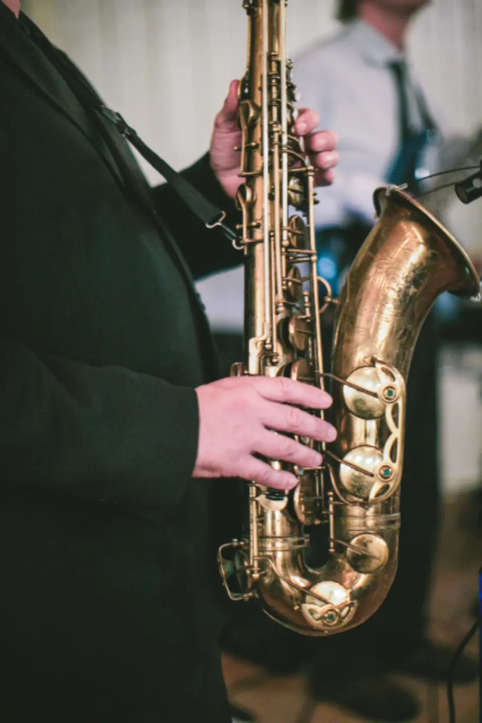 Saxofon in den Händen eines Musikers