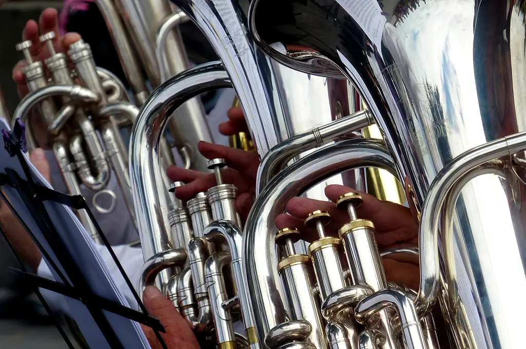 Tenorhörner und Tuba mit Notenpult in der Probe