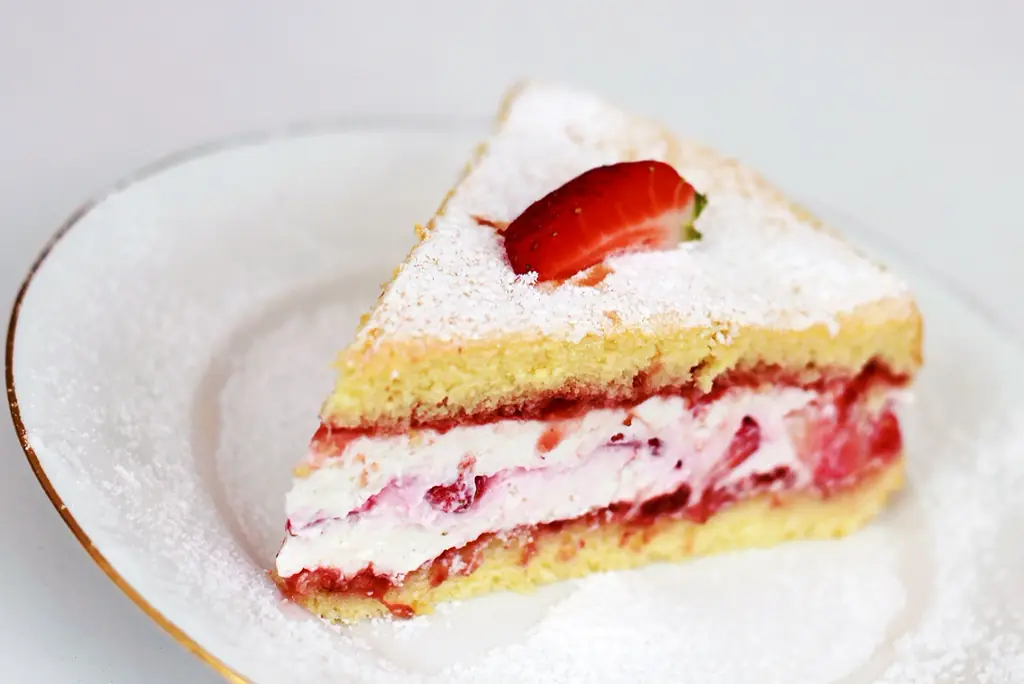 Ein Stück Sahnetorte mit Erdbeeren