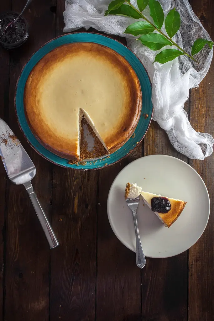 Angeschnittener Käsekuchen