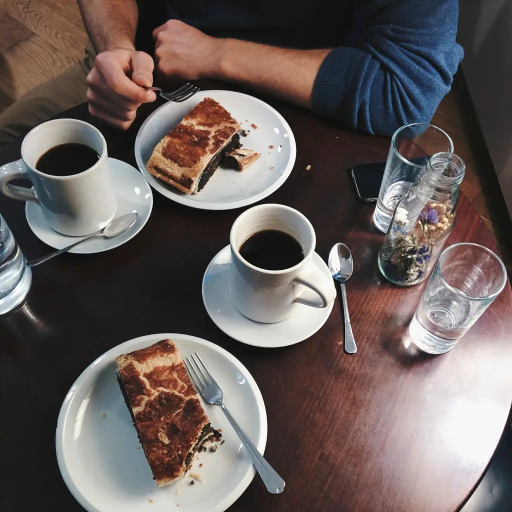 Kaffee und Mohnkuchen auf einem Tisch im Café