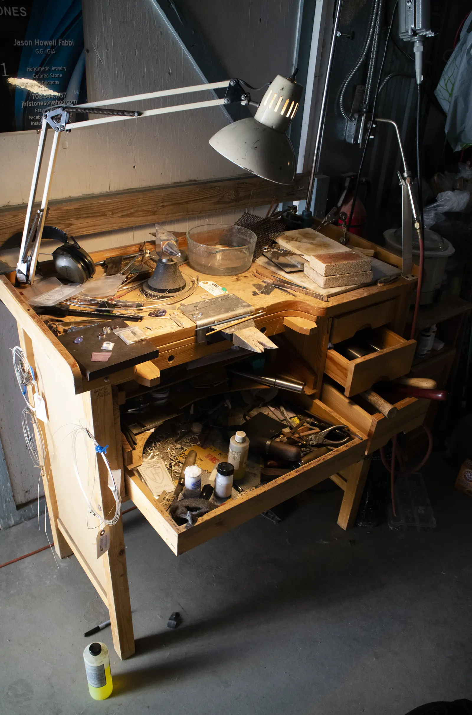 Werkbank mit Lampe, Schubladen und Werkzeug