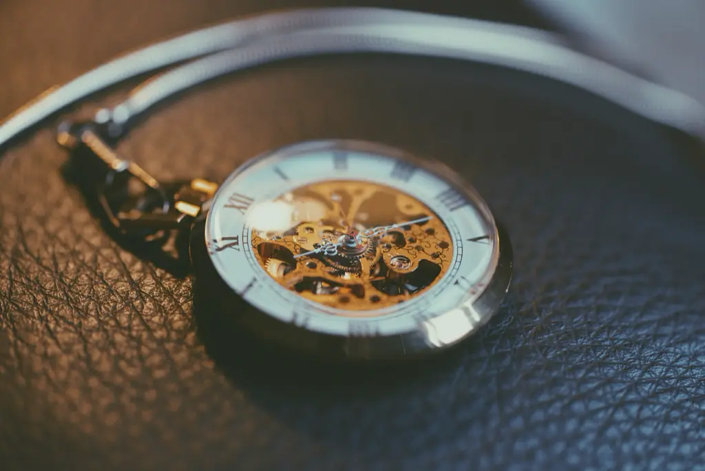 Taschenuhr mit offenem Werk auf dunklem Leder